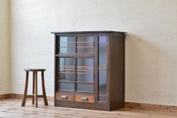 アンティーク家具　可愛いデザイン!ダイヤガラスアンティーク収納棚