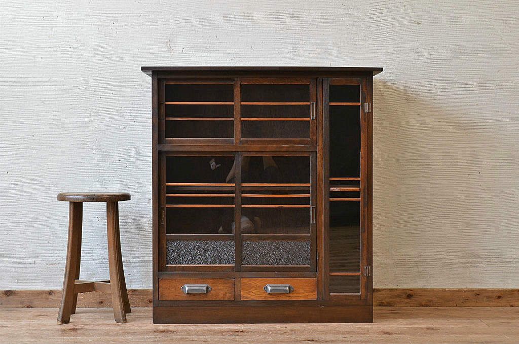 アンティーク家具　可愛いデザイン!ダイヤガラスアンティーク収納棚