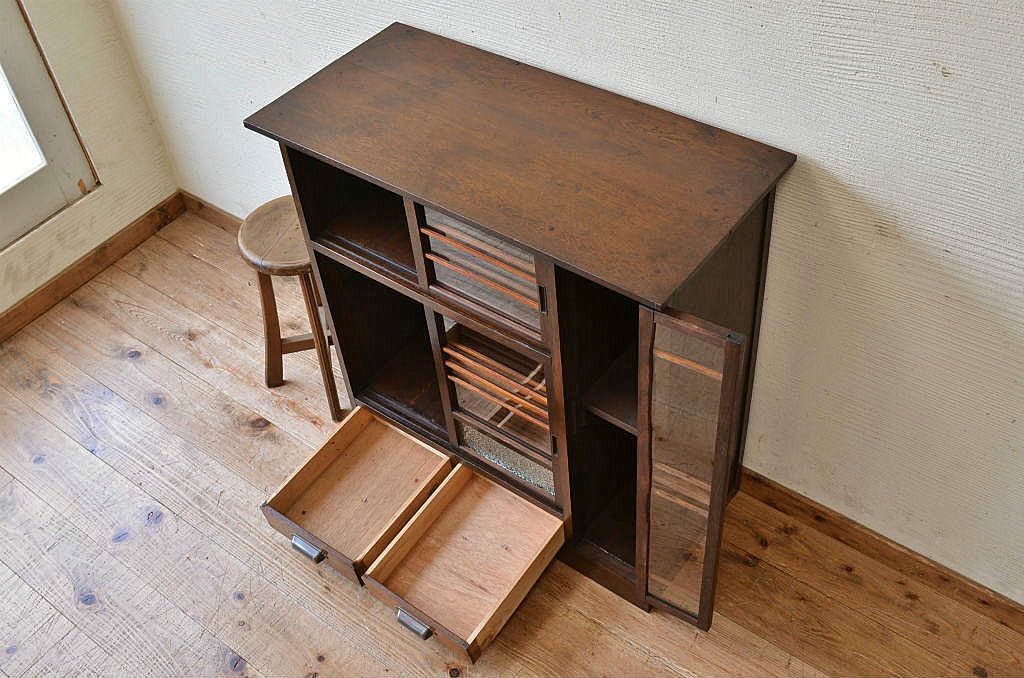 アンティーク家具　可愛いデザイン!ダイヤガラスアンティーク収納棚