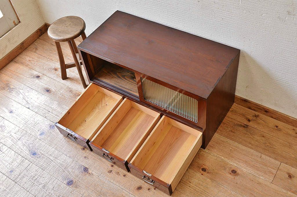 アンティーク家具　漆の綺麗なモールガラスローボード