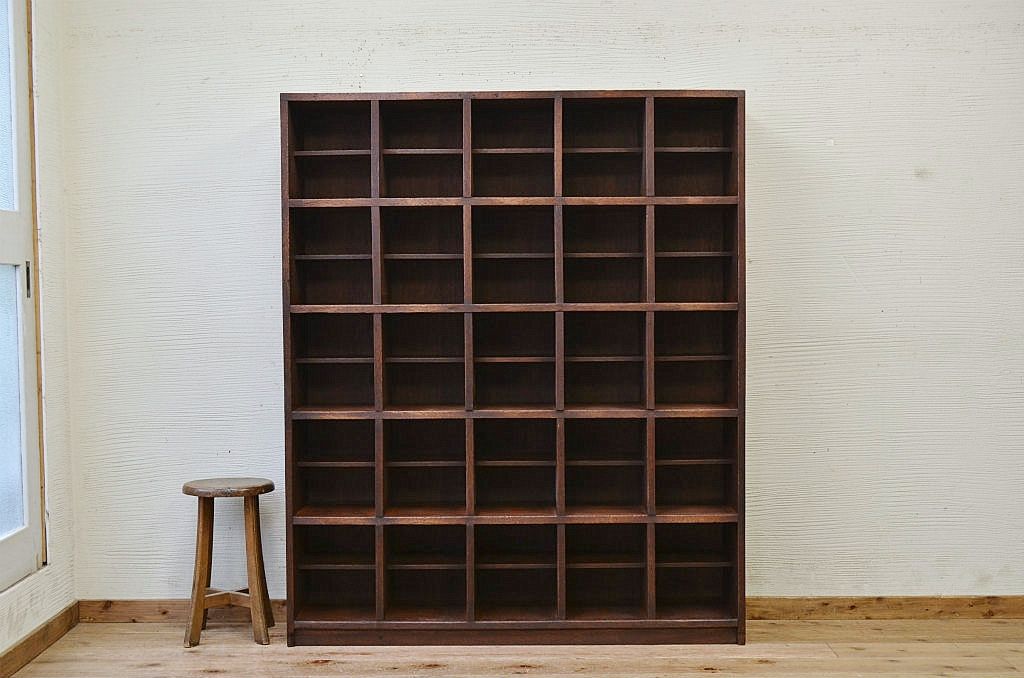 アンティーク家具　古い学校の重厚な下駄箱2　(飾り棚、マス目棚)