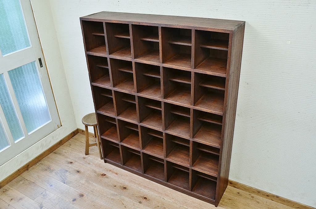 アンティーク家具　古い学校の重厚な下駄箱2　(飾り棚、マス目棚)