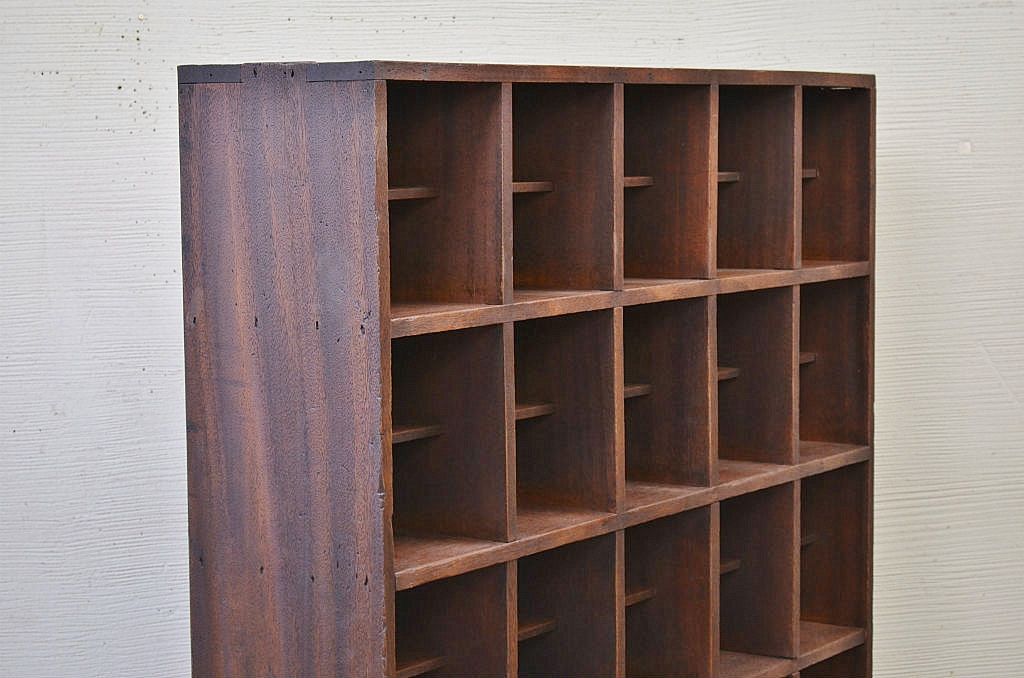 アンティーク家具　古い学校の重厚な下駄箱2　(飾り棚、マス目棚)