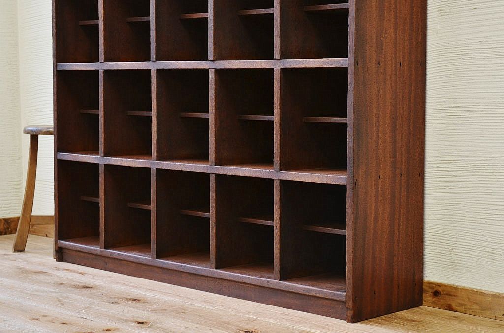 アンティーク家具　古い学校の重厚な下駄箱2　(飾り棚、マス目棚)