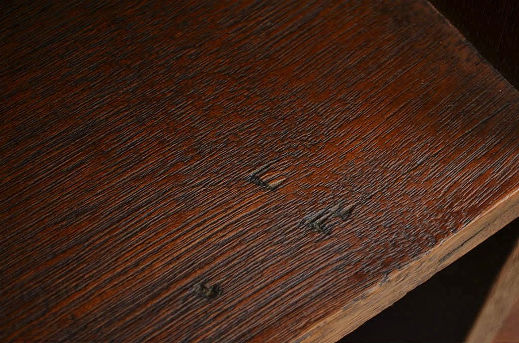 アンティーク家具　古い学校の重厚な下駄箱2　(飾り棚、マス目棚)