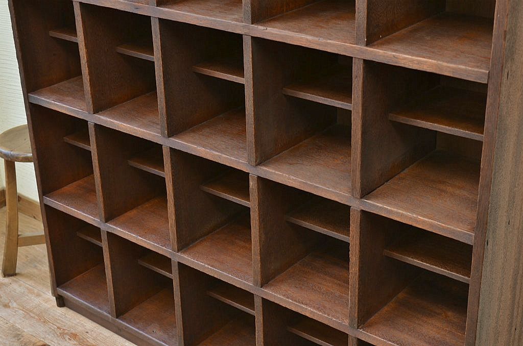 アンティーク家具　古い学校の重厚な下駄箱2　(飾り棚、マス目棚)