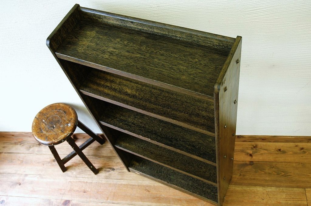 アンティーク家具　古い木味のシンプルな本棚