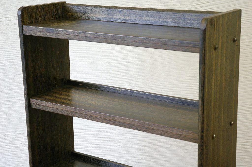 アンティーク家具　古い木味のシンプルな本棚