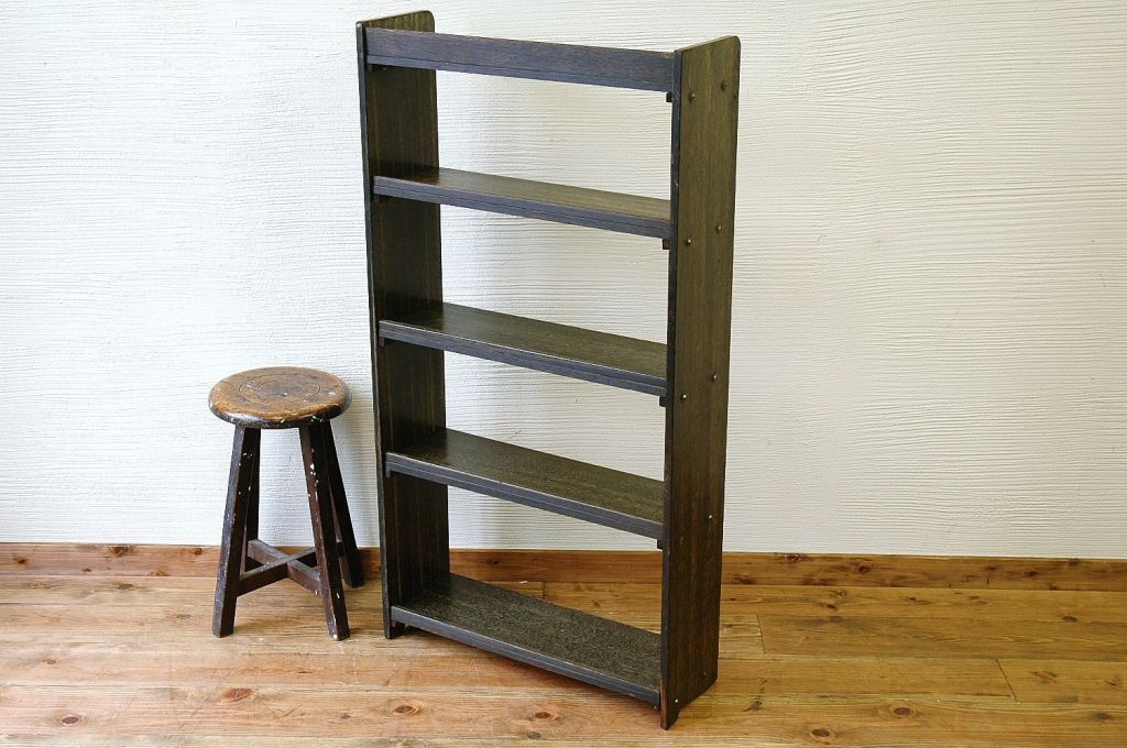 アンティーク家具　古い木味のシンプルな本棚