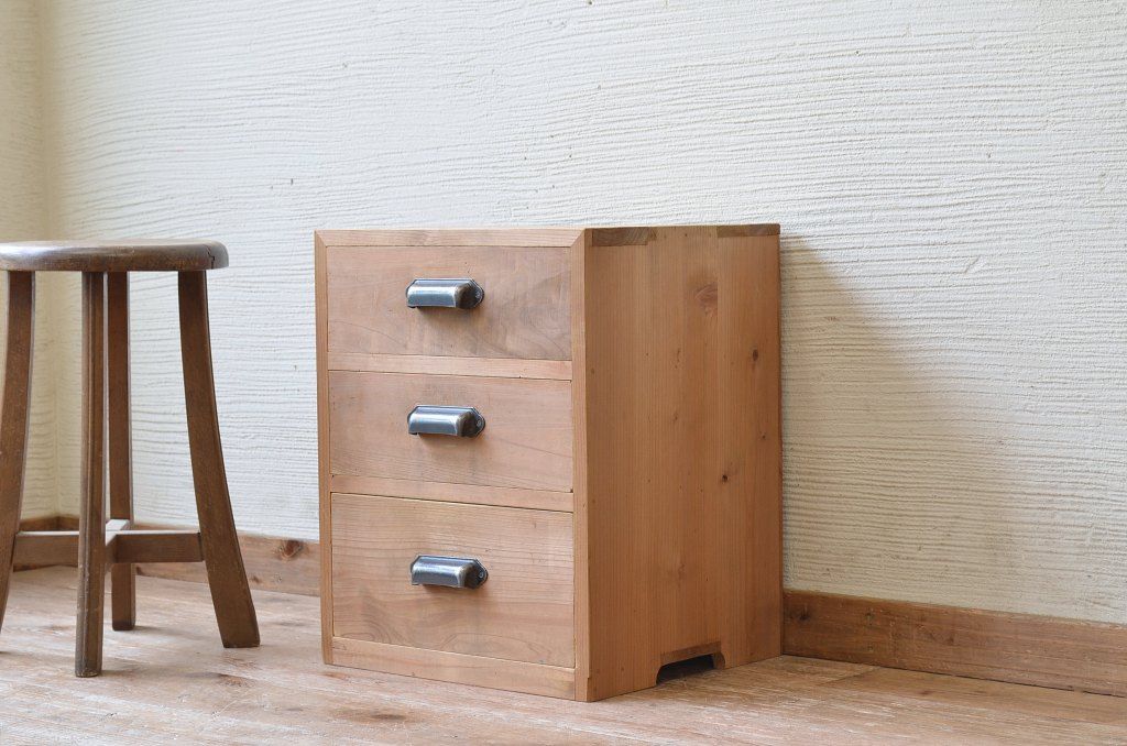 アンティーク家具　古い木味のシンプルな小引き出し