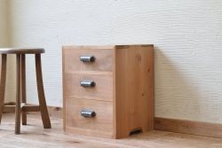 アンティーク家具　古い木味のシンプルな小引き出し