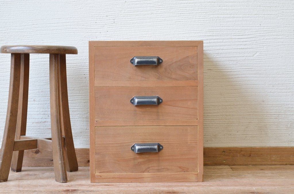 アンティーク家具　古い木味のシンプルな小引き出し
