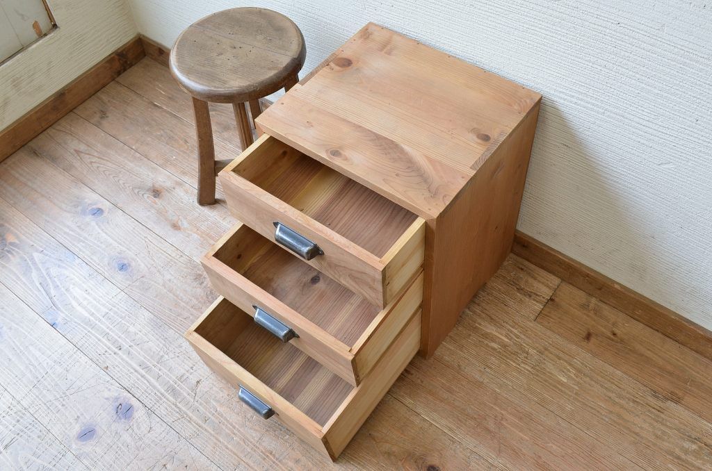 アンティーク家具　古い木味のシンプルな小引き出し