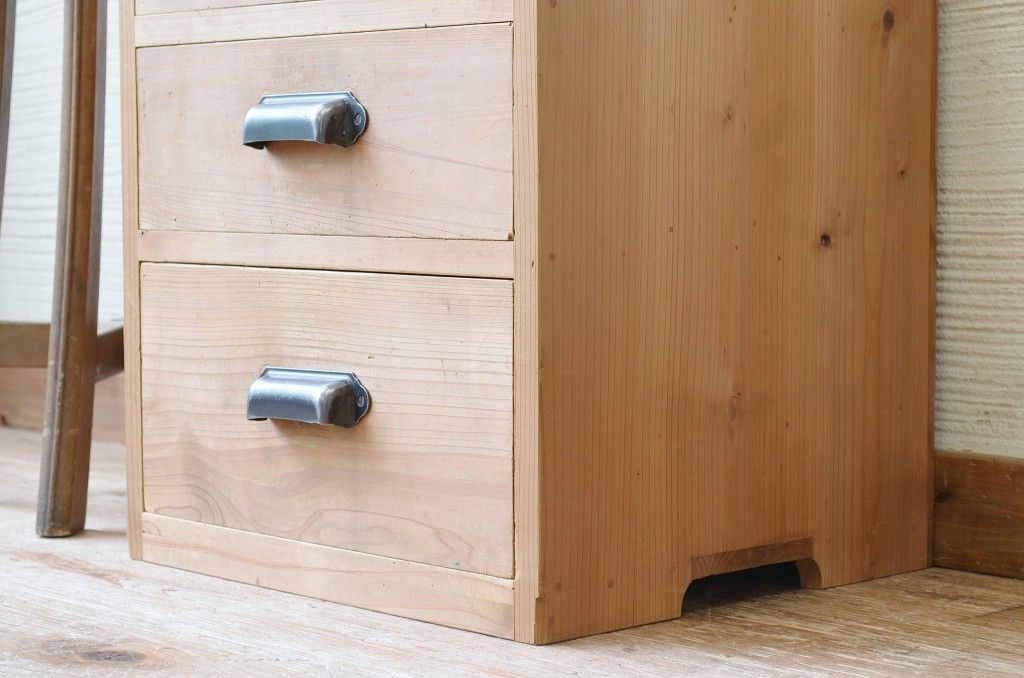 アンティーク家具　古い木味のシンプルな小引き出し