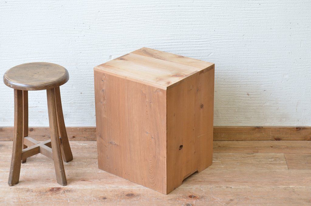 アンティーク家具　古い木味のシンプルな小引き出し
