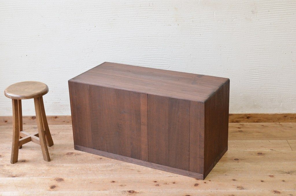 アンティーク家具　古い木のシンプルなアンティークローボード