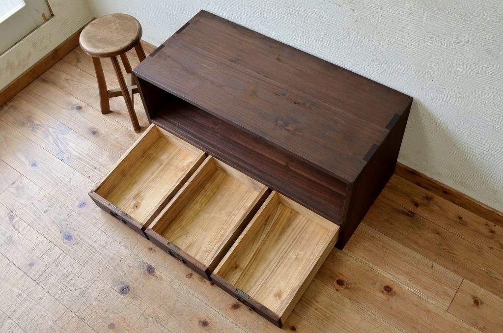 アンティーク家具　シンプルなアンティークローボード