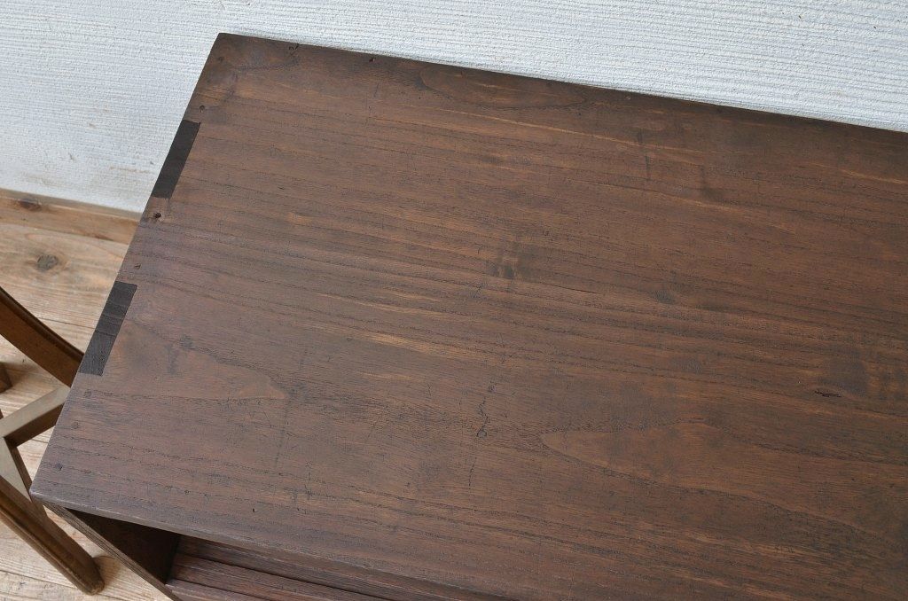 アンティーク家具　シンプルなアンティークローボード