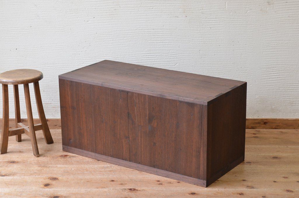 アンティーク家具　シンプルなアンティークローボード