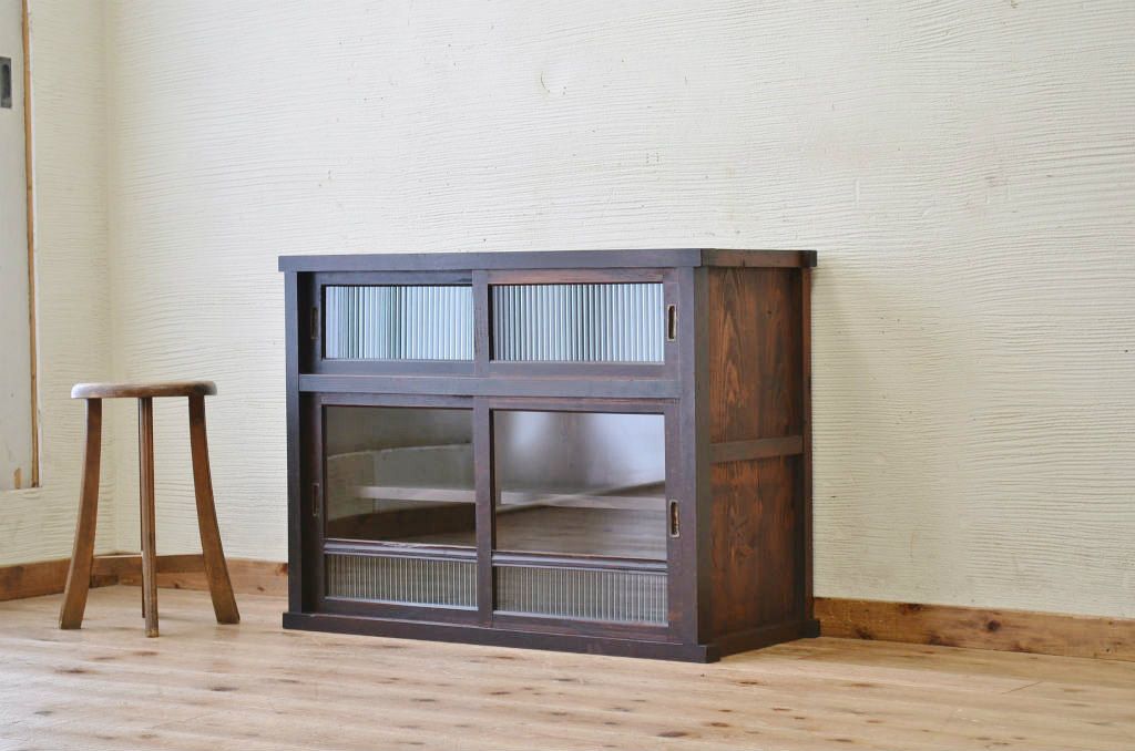 アンティーク家具　味わい深いモールガラス収納棚