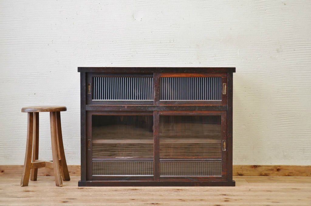 アンティーク家具　味わい深いモールガラス収納棚