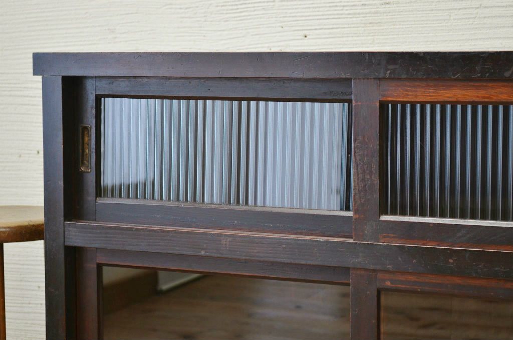 アンティーク家具　味わい深いモールガラス収納棚