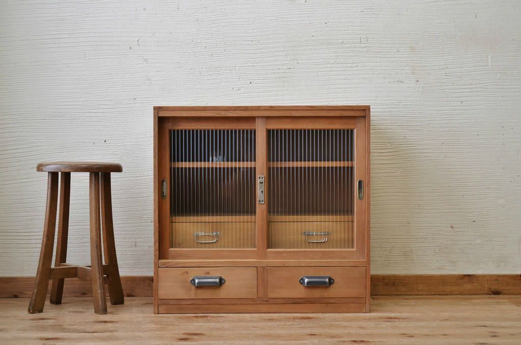 アンティーク家具　素敵な雰囲気!古い木味のアンティーク収納棚