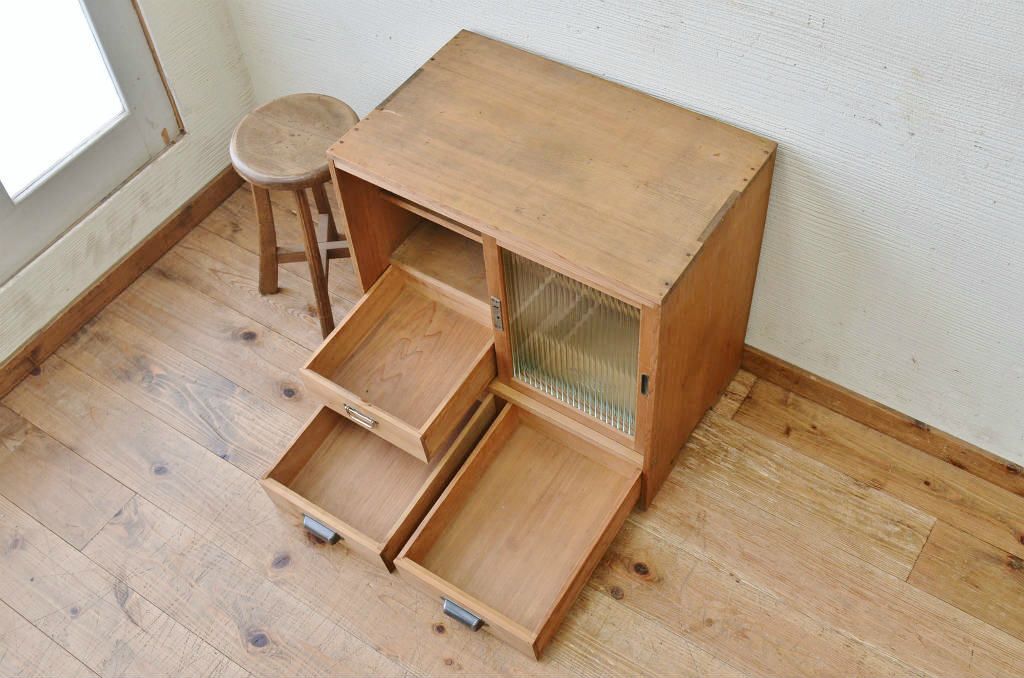 アンティーク家具　素敵な雰囲気!古い木味のアンティーク収納棚