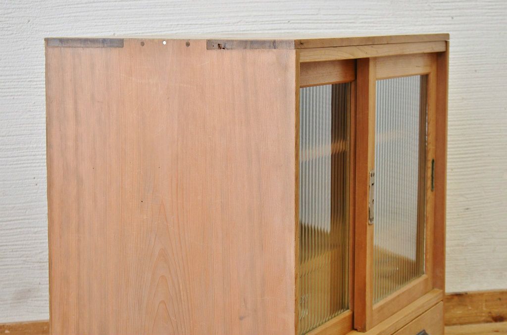 アンティーク家具　素敵な雰囲気!古い木味のアンティーク収納棚