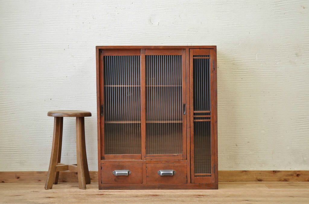 アンティーク家具　古い木のモールガラスアンティーク収納棚