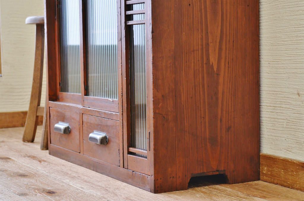 アンティーク家具　古い木のモールガラスアンティーク収納棚
