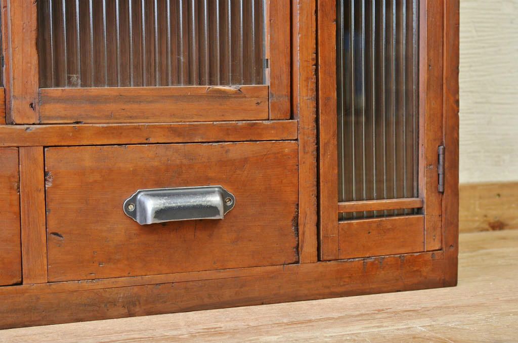 アンティーク家具　古い木のモールガラスアンティーク収納棚