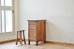 レトロなデザインのアンティークサイドデスク