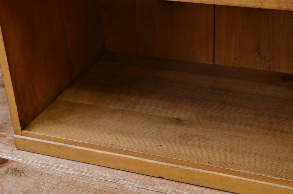 アンティーク家具　古い木のシンプルなアンティーク飾り棚