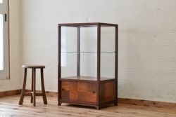 アンティーク家具　古い木の小振りなアンティークガラスケース(飾り棚)