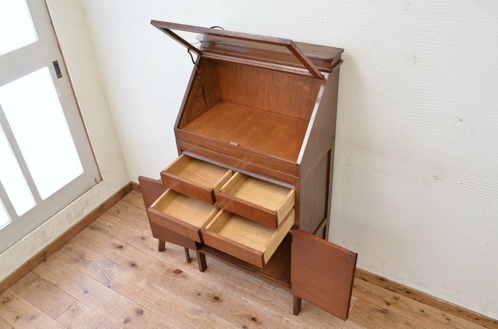 アンティーク家具　☆可愛いデザイン!メガネ屋ガラスケース
