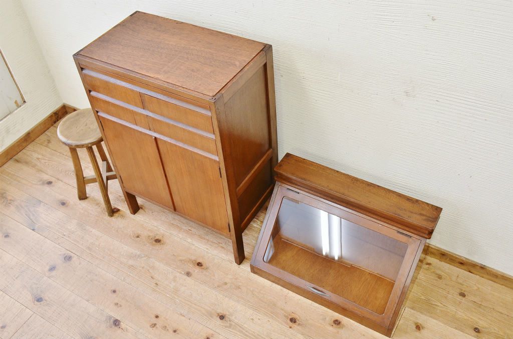 アンティーク家具　☆可愛いデザイン!メガネ屋ガラスケース