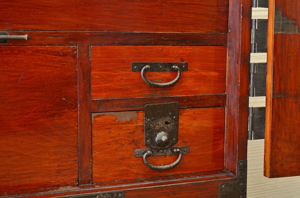 アンティーク家具　☆明治時代　漆の綺麗な観音開き時代箪笥