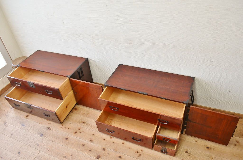 アンティーク家具　☆明治時代　漆の綺麗な観音開き時代箪笥