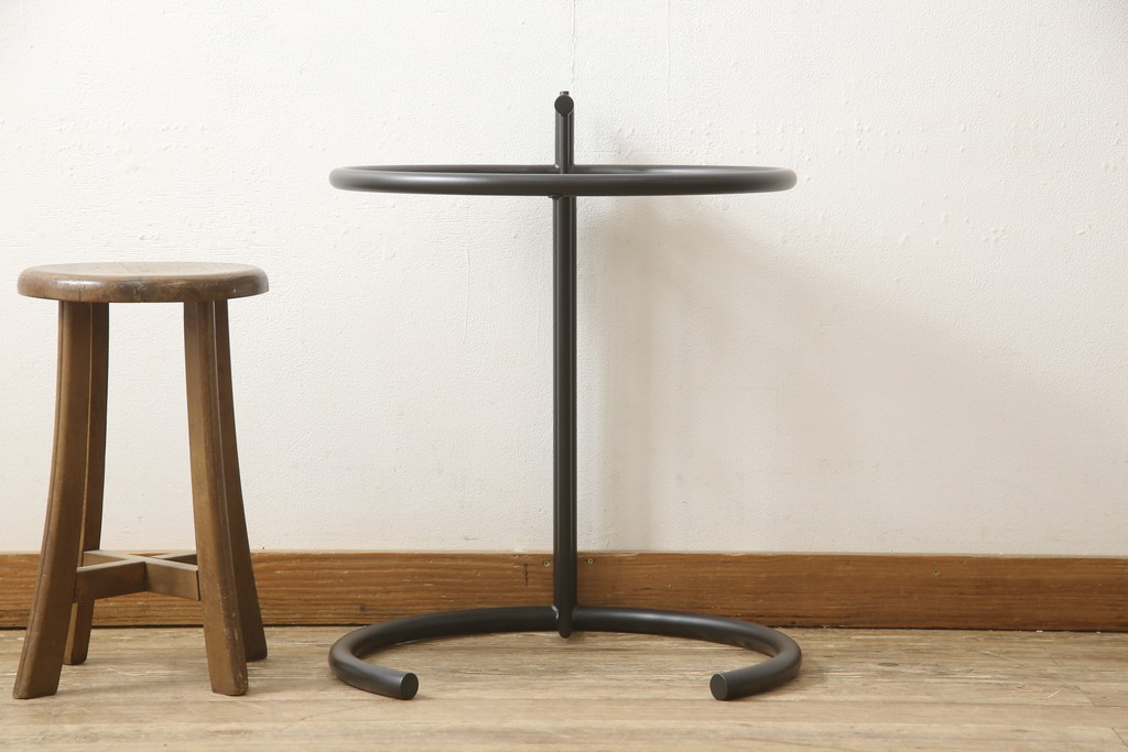 中古　美品　Cassinaixc.(カッシーナイクスシー)取り扱い　ClassiCon(クラシコン)　Eileen Gray(アイリーン・グレイ)　 ADJUSTABLE TABLE(アジャスタブルテーブル)　E1027　 洗練されたデザインが美しいサイドテーブル(定価165000円)(ガラステーブル、...