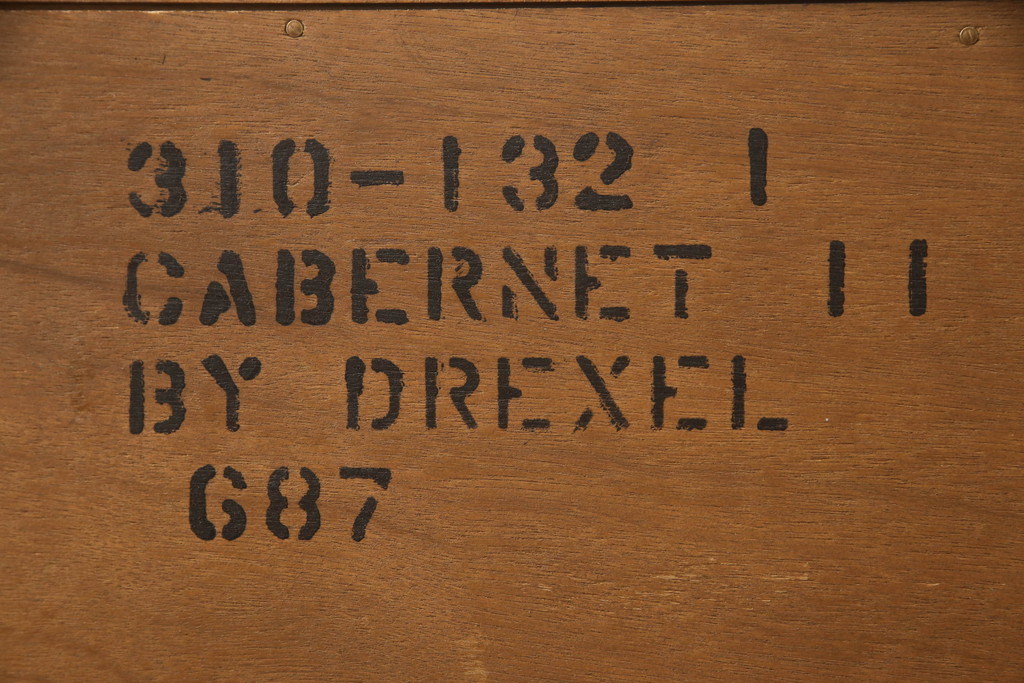 中古　美品　DREXEL HERITAGE(ドレクセルヘリテイジ)　気品あふれる佇まいが魅力のサイドボード(チェスト、引き出し)(R-060900)
