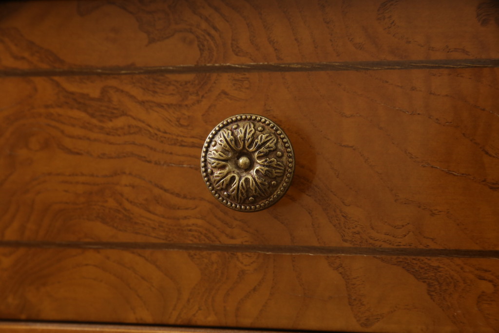 中古　美品　イタリア家具　エレガントな佇まいと左右対称の杢目が素晴らしいサイドボード(サイドキャビネット、収納棚、戸棚、食器棚)(R-061264)