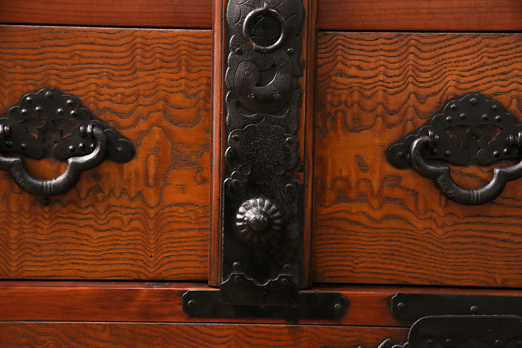 中古　民芸家具　閂(かんぬき)付き　波のような木目と飾り金具が目を引く整理箪笥(引き出し、衣装箪笥、時代箪笥)(R-049669)