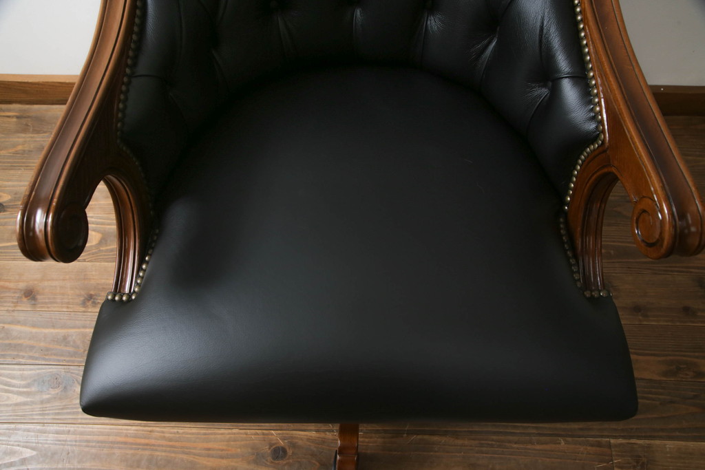中古　超美品　スペイン　ウルタド(HURTADO)　クラシカルな雰囲気と重厚感のある佇まいが魅力の本革アームチェア(椅子、イス、レザー)(定価約60万円)(R-059736)