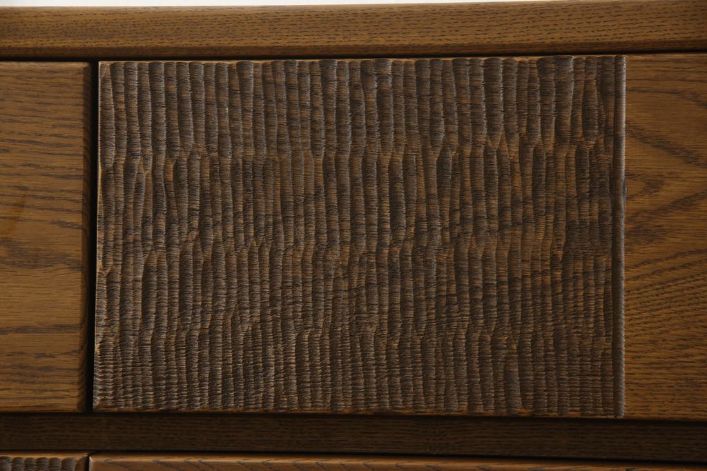 中古　工芸家具　ツートーンカラーの引き出しがお洒落なナラ無垢(オーク)材製チェスト(引き出し、衣装箪笥)(定価約35万円)(R-047672)