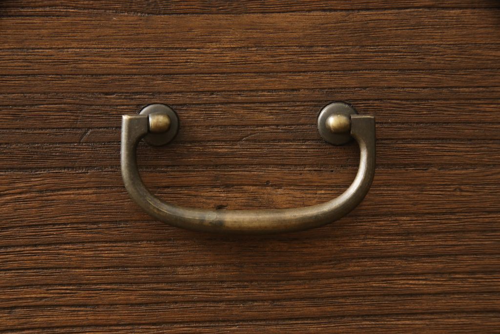 2段重ね桐箪笥を2つのローボードへリメイク!それぞれ高品質リペアを施し、天板と脚を取り付け。どちらもオーク系のステイン仕上げ。