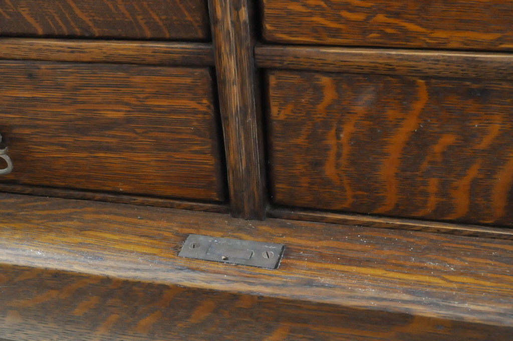 イギリスアンティーク　オーク材　シャッター扉がお洒落!こだわりの空間づくりにおすすめの小振りなシャッターキャビネット(書類ケース、レターケース、書類棚)(R-064446)