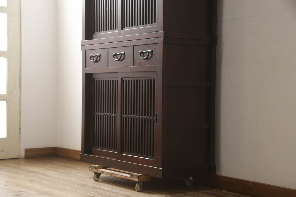 中古　美品　上質な和の空間を演出する二段重ね水屋箪笥(食器棚、茶タンス、キャビネット、収納棚、戸棚)(R-064353)