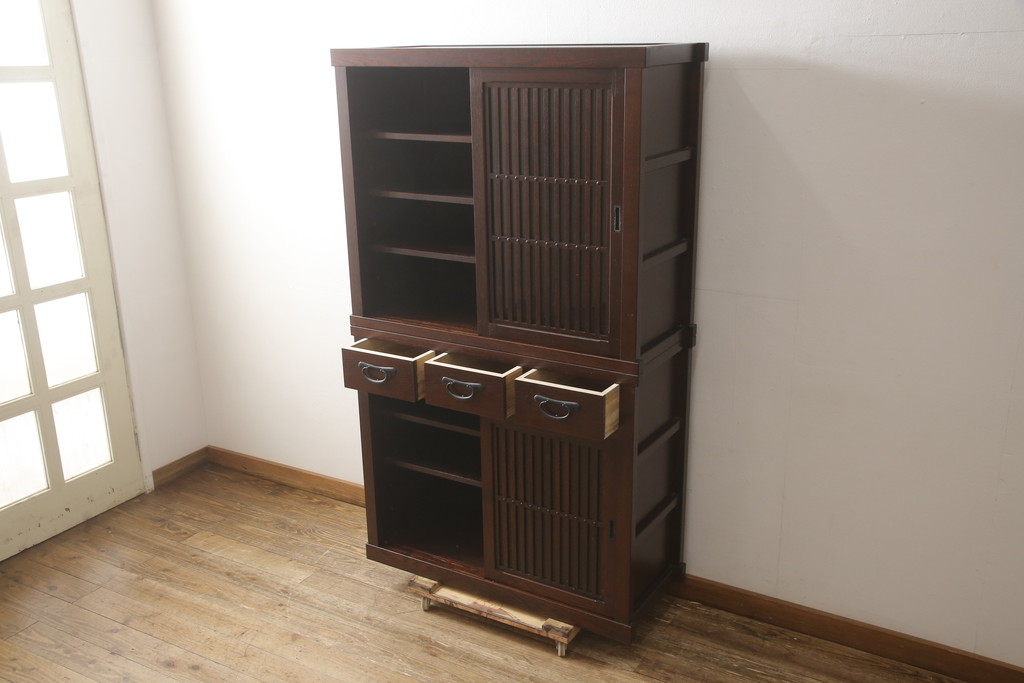 中古　美品　上質な和の空間を演出する二段重ね水屋箪笥(食器棚、茶タンス、キャビネット、収納棚、戸棚)(R-064353)