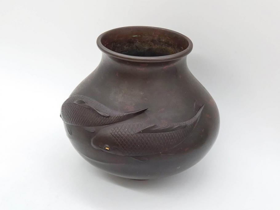 時代物　古銅　斑紫銅　盛上　双鯉文　優雅に泳ぐ鯉の装飾が印象的な花瓶(高岡銅器?、花器、花生、花入、壷、壺、在銘、作家物)(R-077928)